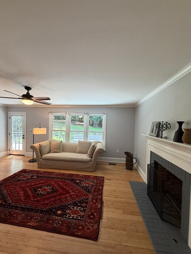 Building Photo - Beautiful East Side Home