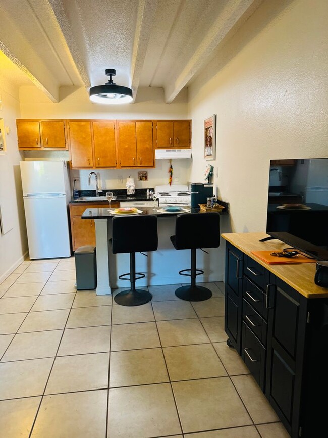 Building Photo - Fully Furnished 1 Bedroom Condo in Gated Community – Flexible Lease Terms Available!