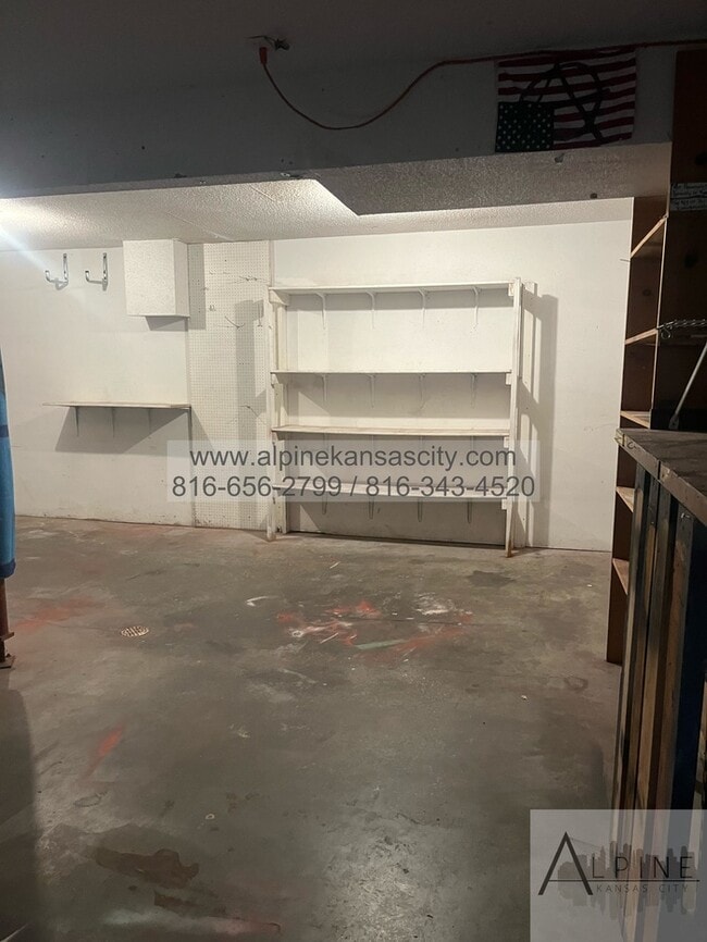 Building Photo - Spacious Gladstone Duplex, Croner Lot, 2 Car Garage!