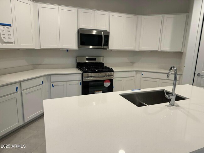 Building Photo - 3300 E Ranchhand Dr