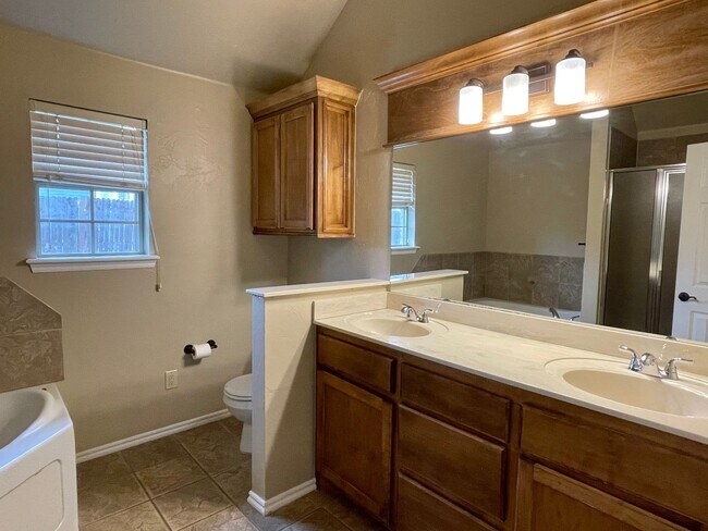 Building Photo - Beautiful 4 bed 2 bath home with a spacious up to date kitchen!