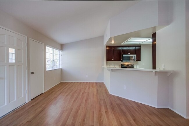 Building Photo - 2049 Haller St