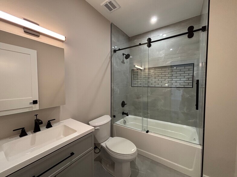 Building Photo - 130 Elm St