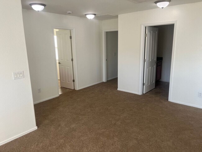 Building Photo - Welcome to this beautifully maintained home in one of Gilbert’s most sought-after communities.