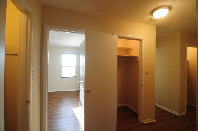 Building Photo - Upper Floor Condo, Great Area