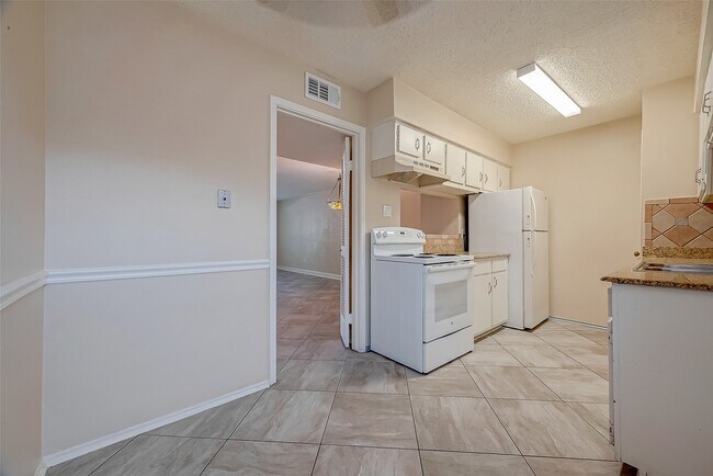 Building Photo - 6410 Del Monte Dr