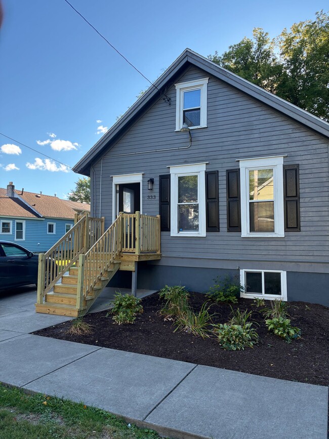 Building Photo - 333 Elm St