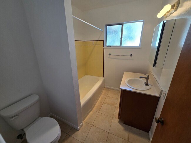 Building Photo - Pacific Beach 2-br House + Garage