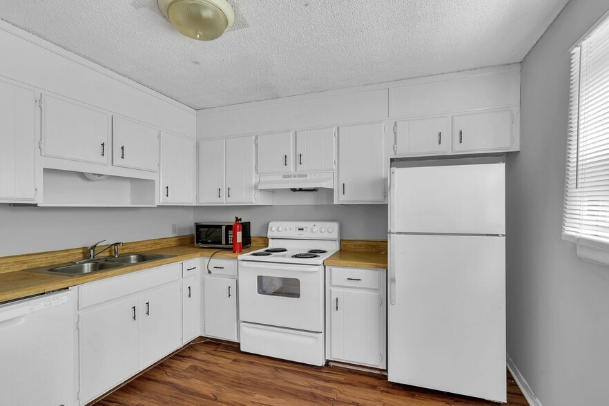 Building Photo - 3226 Lincoln Ave