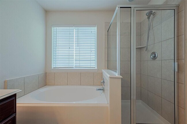 Building Photo - 18402 Each Elm Way