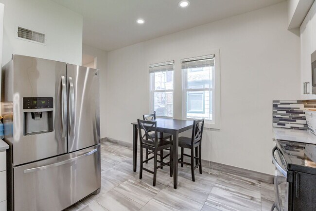 Building Photo - Blackstone Duplex