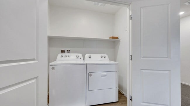 Building Photo - Gorgeous 3 bedroom townhome with attached ...