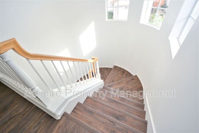 Building Photo - 2861 Golf Villa Way