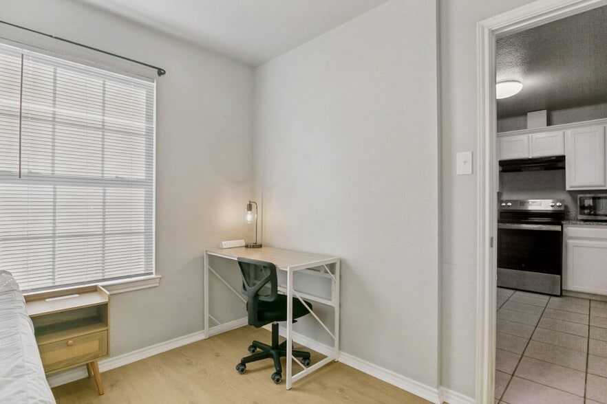 Building Photo - 107 S Crawford St