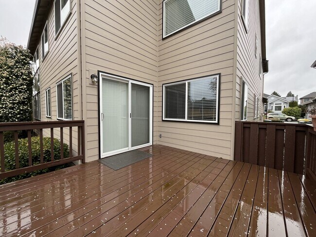 Building Photo - Grand 5 Bedroom Home Featuring 19ft Ceilings, Family Room & Main-Level Suite