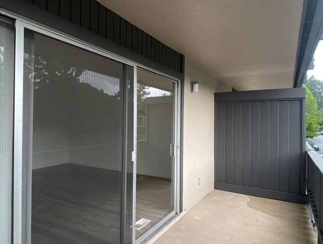 Building Photo - HUGE Stunning Remodeled 1BR/1BA Flat! Parking! -PROGRESSIVE