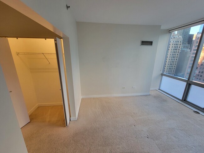 Building Photo - 8 E Randolph St