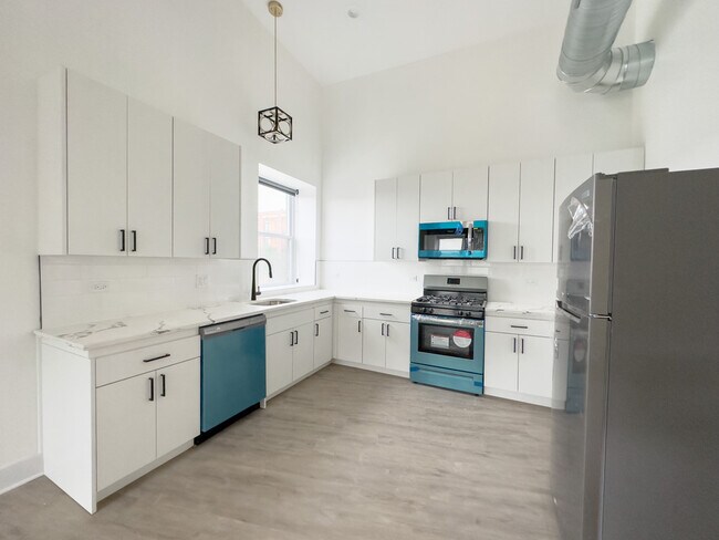 Building Photo - 4731 N Western Ave