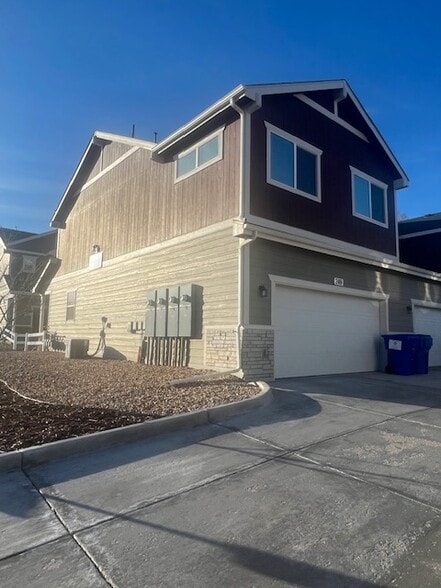 2 car garage - 249 Cardinal St