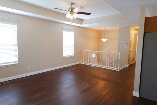 Building Photo - 4 bedroom..3 bath split level home for ren...