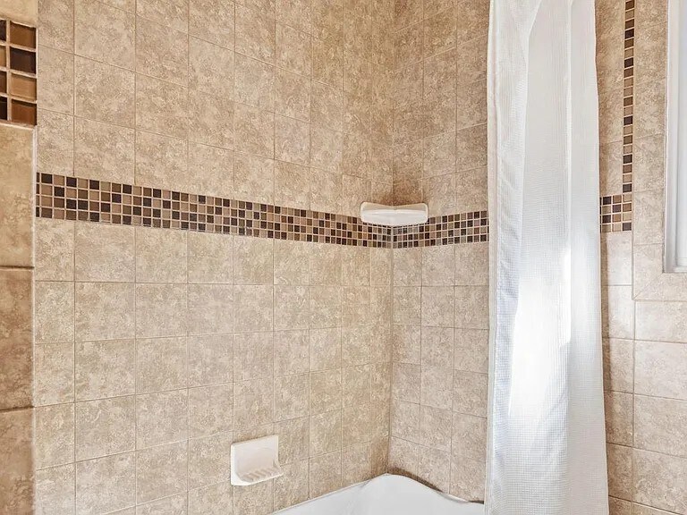 Building Photo - 609 82nd Ave N