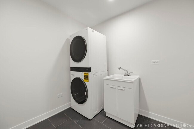 Building Photo - 715 N Brainard St