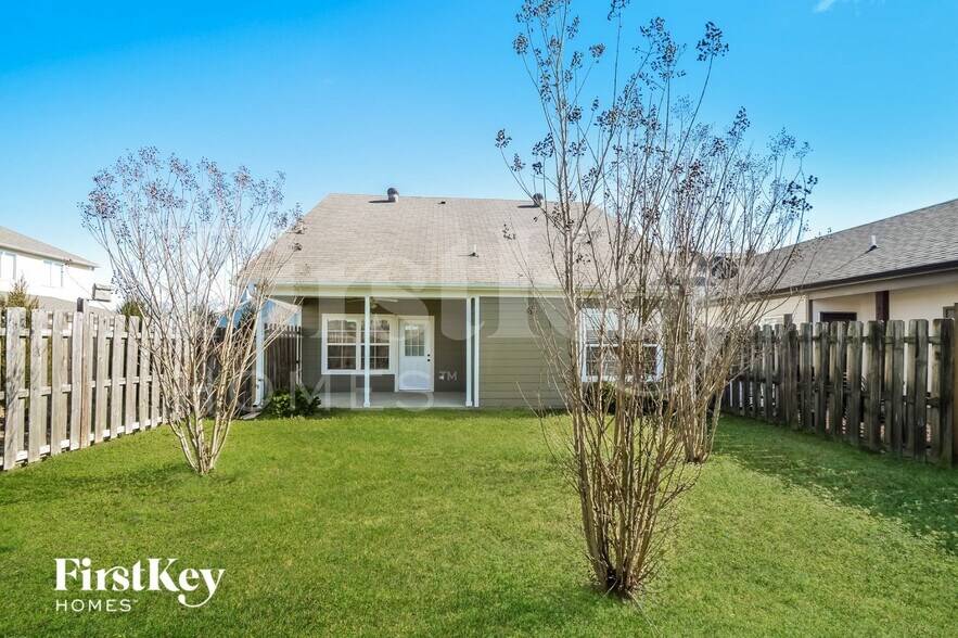 Building Photo - 810 Hawthorn Ln