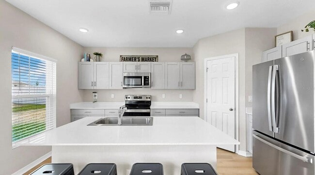 Building Photo - Spacious 5bed - With Amenities!