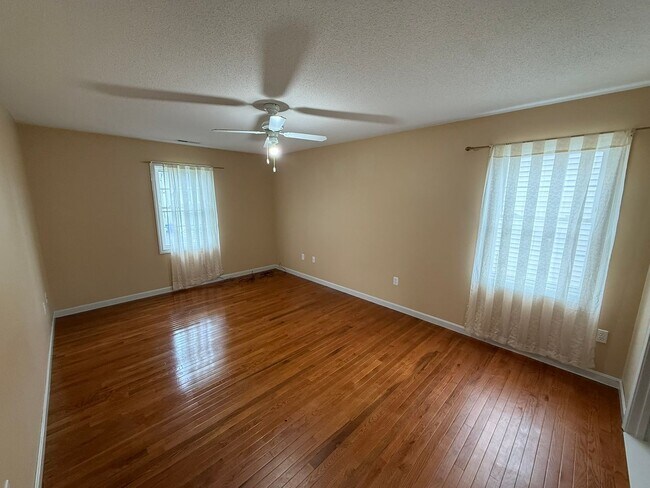 Building Photo - Three Bedroom, Single Family Home Located in Springfield's Pine Point Neighborhood!