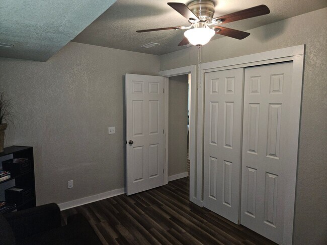 Building Photo - LARGE 4 BEDROOM 3 BATH FULLY FURNISHED HOUSE