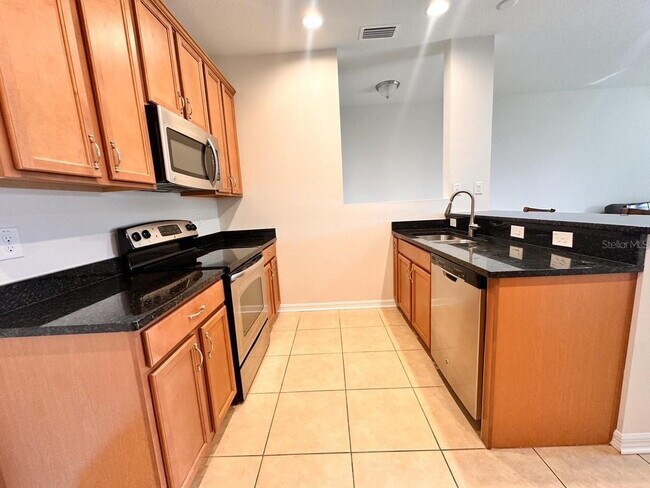 Building Photo - Gorgeous townhome! Community pool! fitness center!
