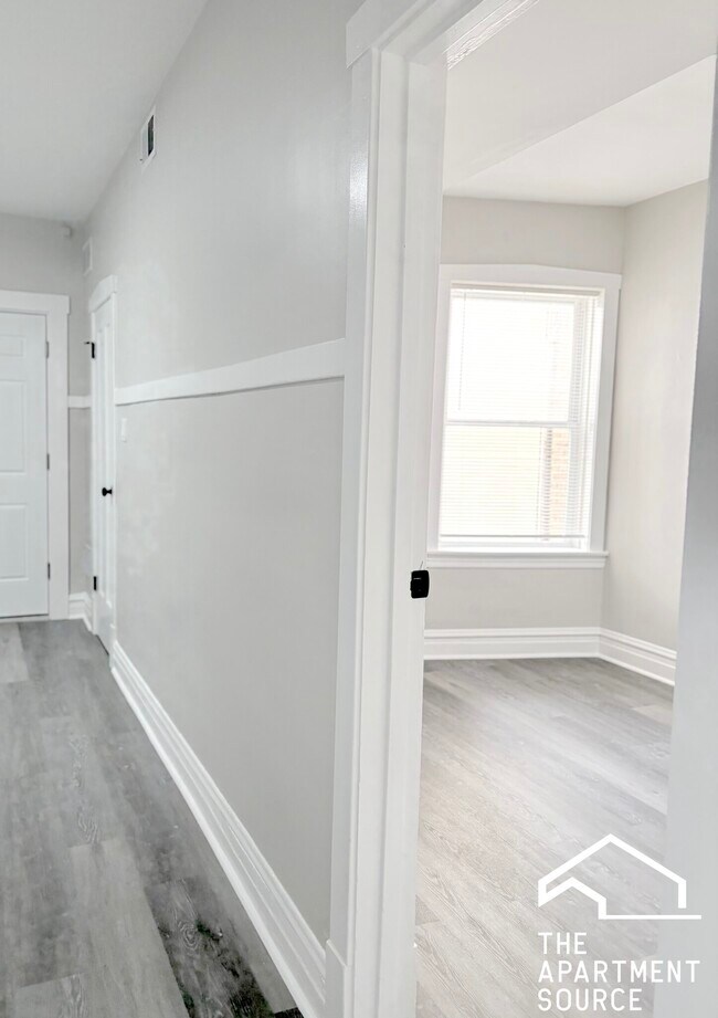 Building Photo - 2937 N Fairfield Ave