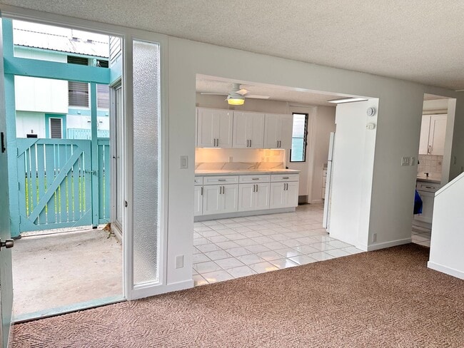 Building Photo - Newly Renovated Townhome