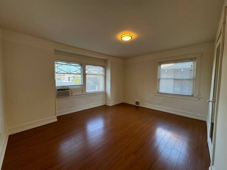 Building Photo - 1150 W 30th St