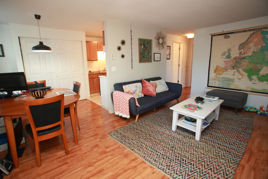 Building Photo - 4925 SE 71st Ave