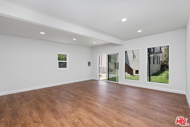 Building Photo - 340 S Maple Dr