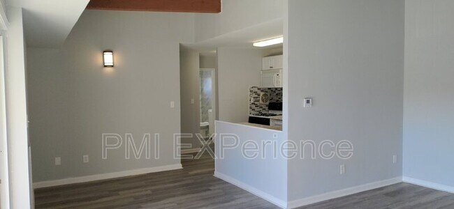 Building Photo - 7617 Fontainebleau Dr