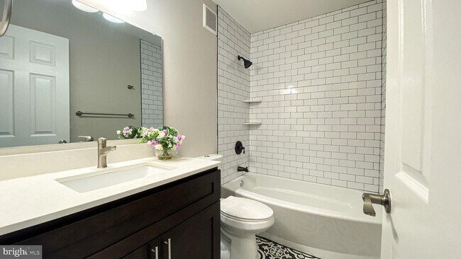 Building Photo - 403 Hickory Cir