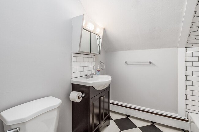 Building Photo - 179 Main St