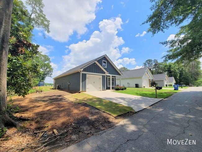 Building Photo - 32 Shamrock Ln