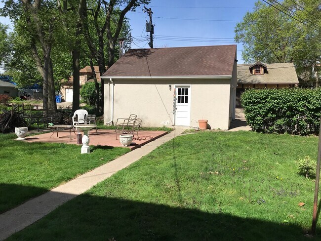 Building Photo - Spacious 1 Bedroom Apartment Near Downtown Sioux Falls!!
