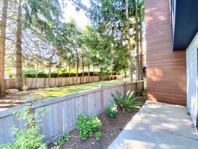 Building Photo - Built in 2017 – Stunning Modern Home for R...