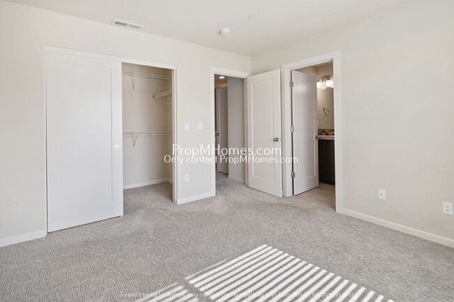 Building Photo - 441 NE Tork Pl