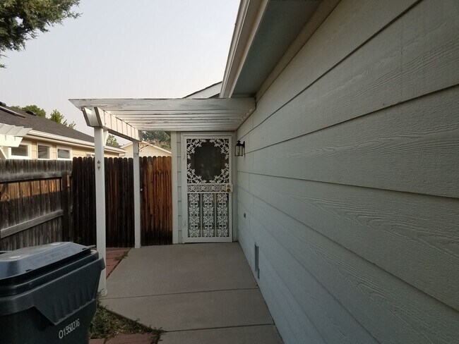 Building Photo - House For Lease