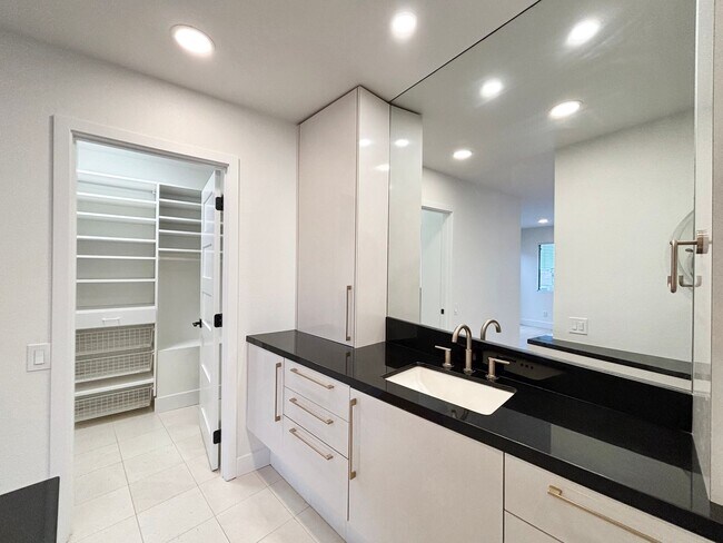 Building Photo - Beautifully Renovated 3BD/2.5BA House in L...