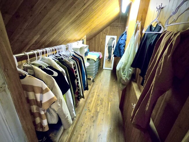 Building Photo - 8/1 Fantastic Location. Fenced Yard. 4 bed 2 bath. Porch. Hardwood. Close to CMU