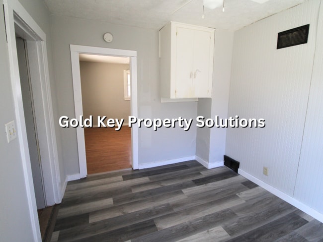 Building Photo - 1316 E 7th St