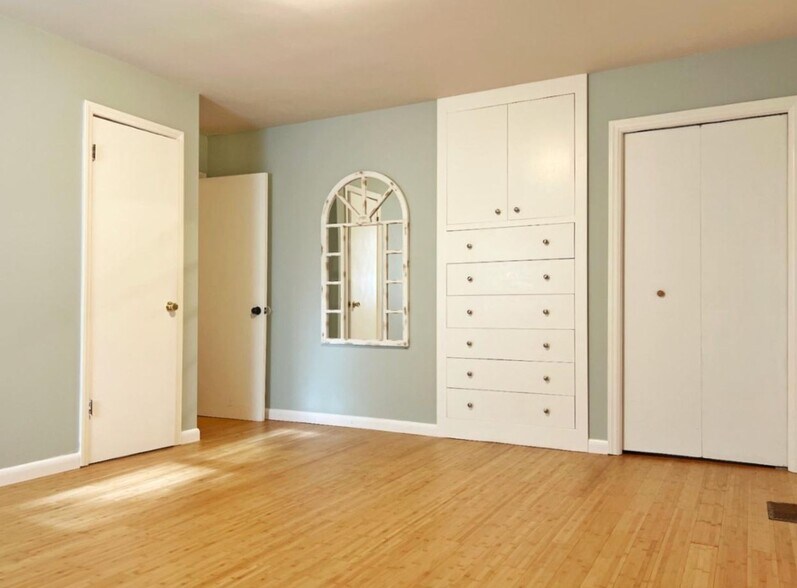 Building Photo - 525 Birnamwood Dr