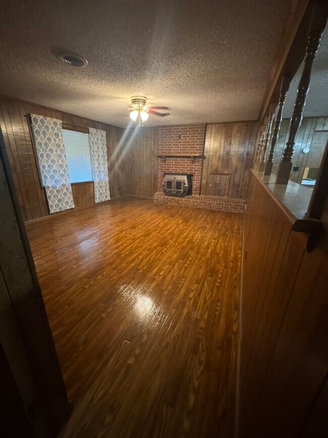 Building Photo - 605 Bayless St