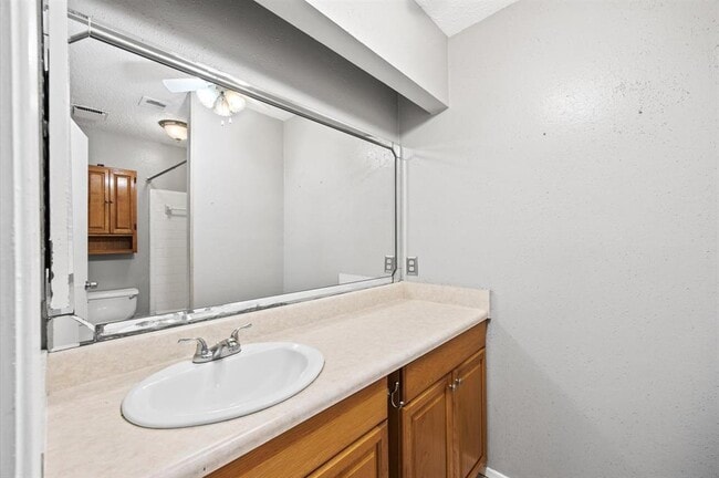 Building Photo - 16910 Glen Eagle Dr N